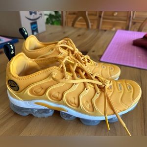 Nike Womens Air Vapor Max Size 10.5 NWOT Pollen/Yellow Strike/Team Orange/Black